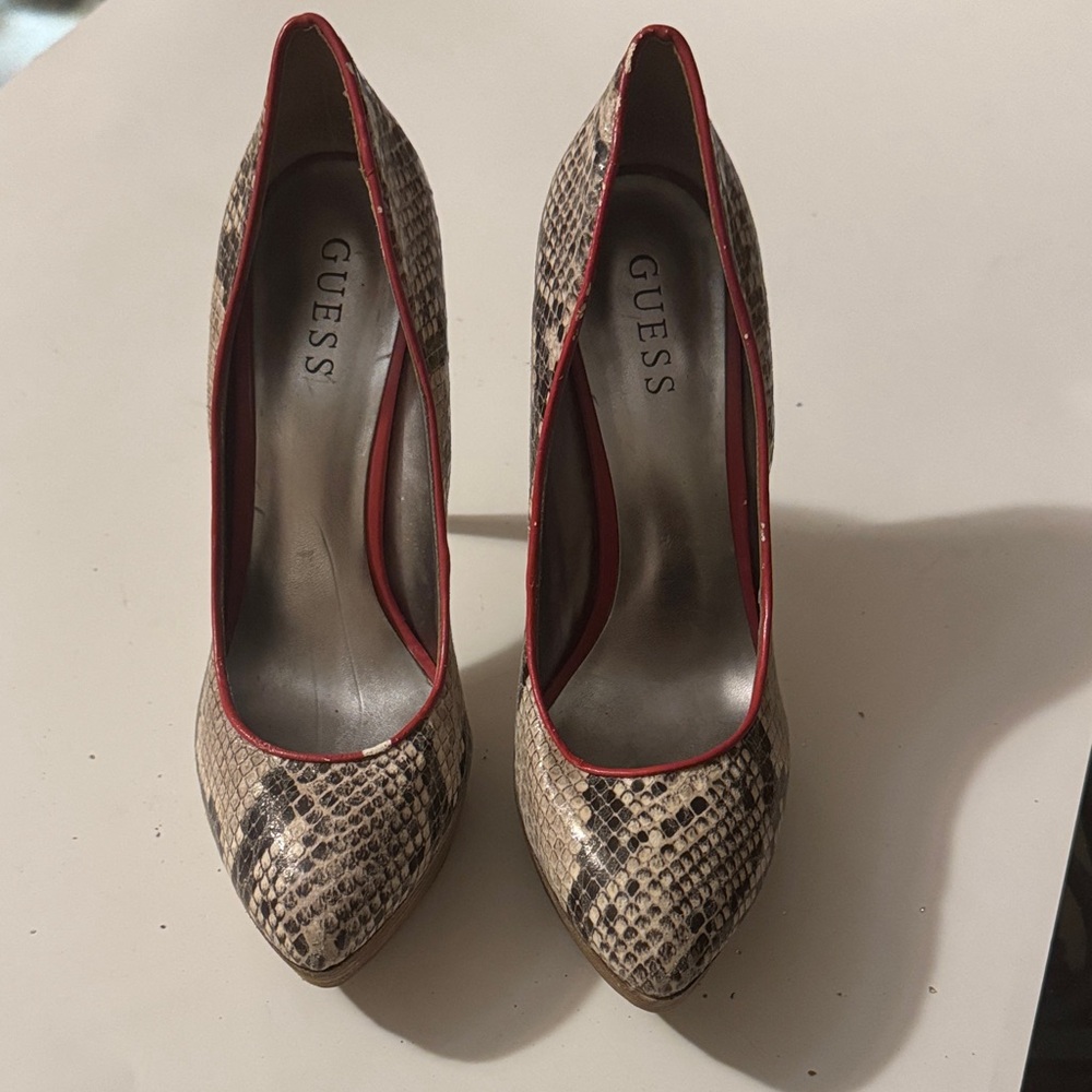 WOMENS GUESS SNAKESKIN DESIGNED LEATHER/RED TRIM PUMPS